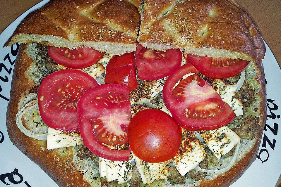 Fladenbrot mit Tomaten und Feta - Käse gefüllt