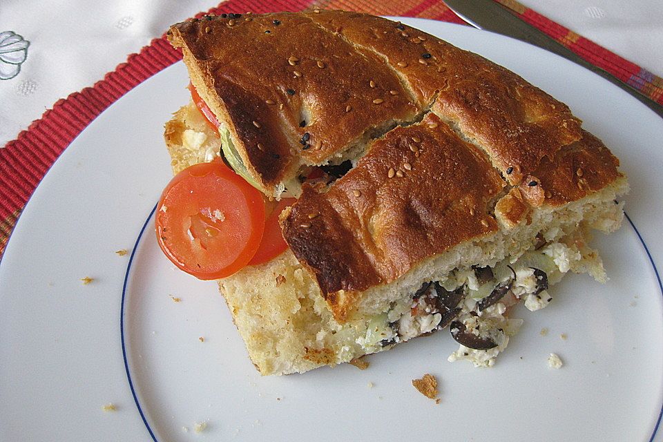 Fladenbrot mit Tomaten und Feta - Käse gefüllt