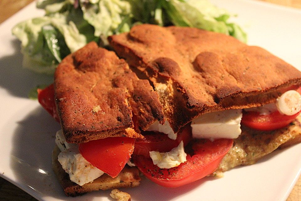 Fladenbrot mit Tomaten und Feta - Käse gefüllt