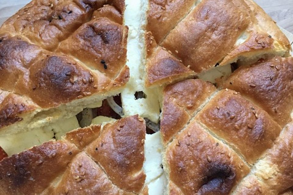 Fladenbrot mit Tomaten und Feta - Käse gefüllt