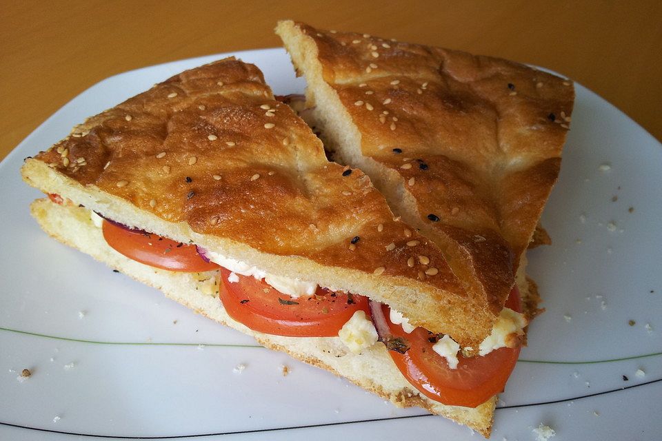 Fladenbrot mit Tomaten und Feta - Käse gefüllt