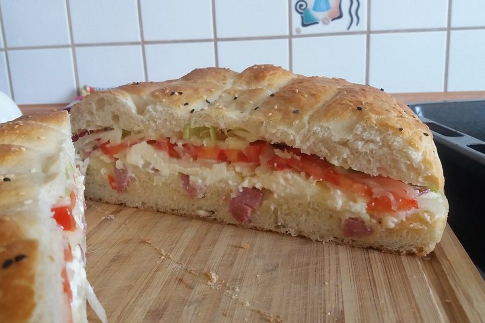 Fladenbrot mit Tomaten und Feta - Käse gefüllt