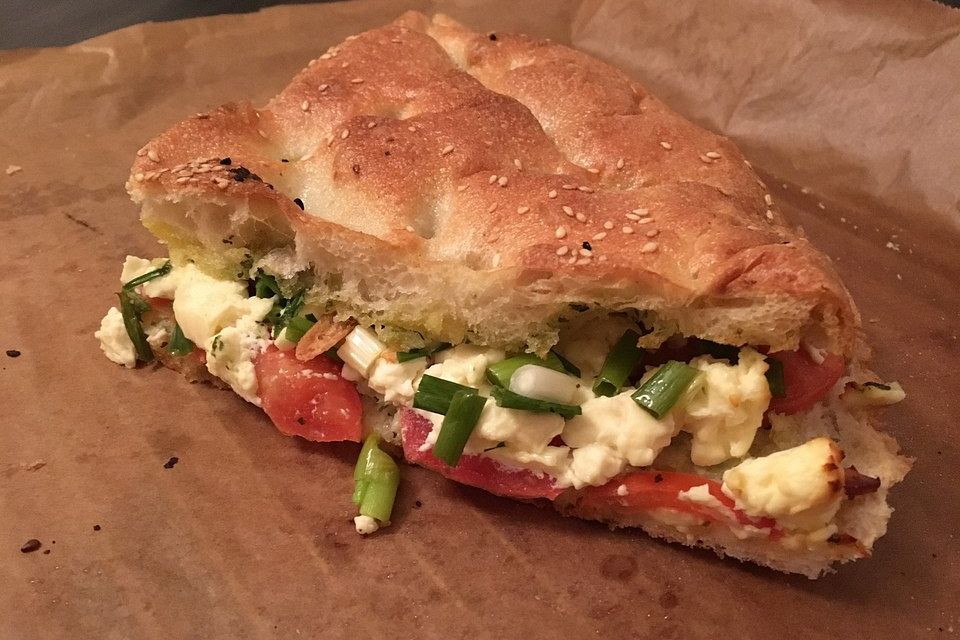 Fladenbrot mit Tomaten und Feta - Käse gefüllt