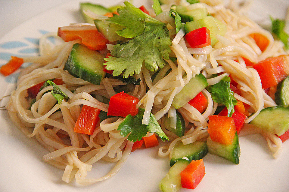 Thailändischer Reisnudelsalat