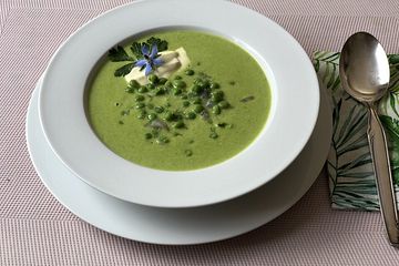 Erbsen-Curry-Suppe mit Macchiato-Häubchen