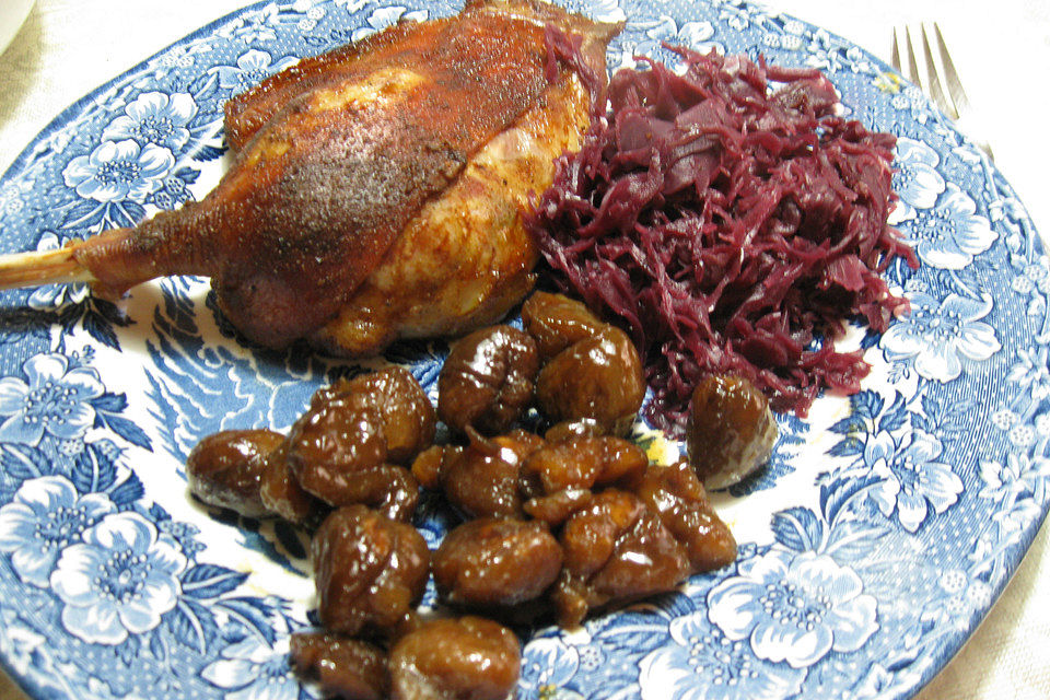 Gänsekeule mit Hagebuttenmark und Apfelrotkraut mit glasierten Maronen