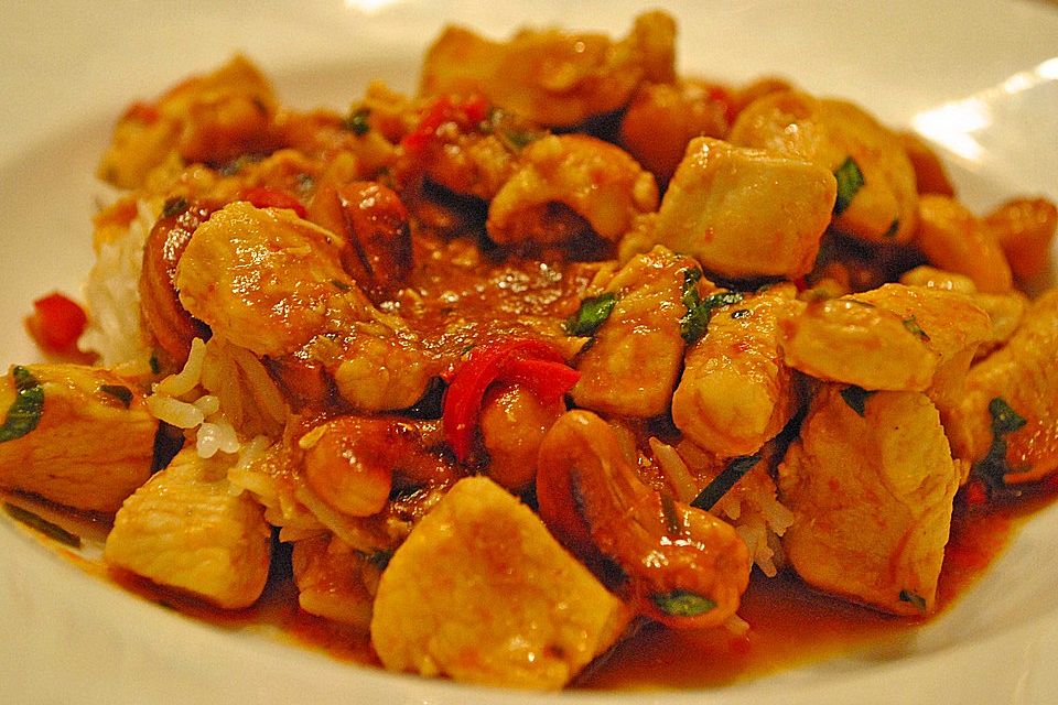 Gebratenes Hühnchen mit roter Currypaste & Cashewnüssen