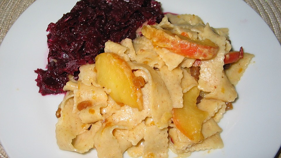 Bandnudeln mit Apfelrotkraut und Mozzarella-image