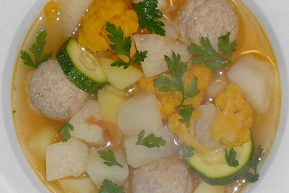 Sommerliche Gemüsesuppe mit Grießklößen