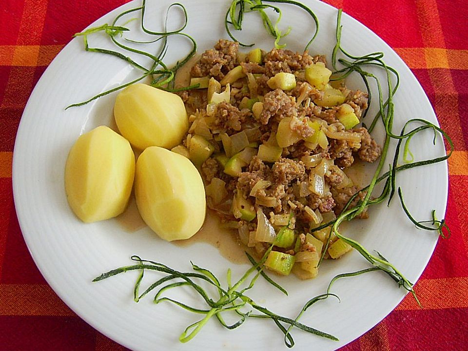 Würzige Zucchini - Hackfleisch - Pfanne von mareikaeferchen | Chefkoch