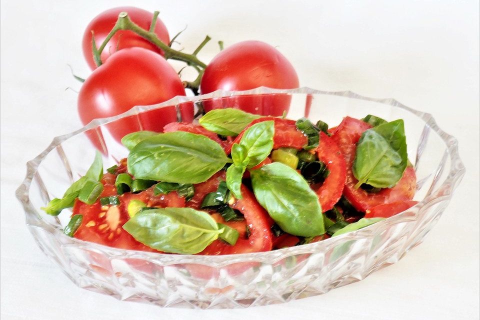 Tomatensalat mit Basilikum - Vinaigrette