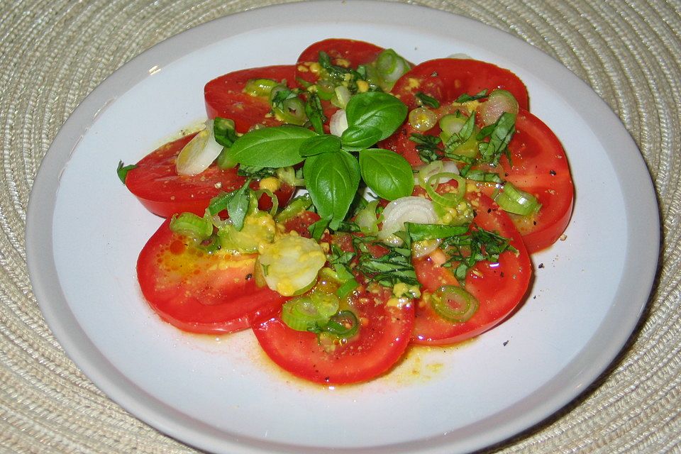 Tomatensalat mit Basilikum - Vinaigrette