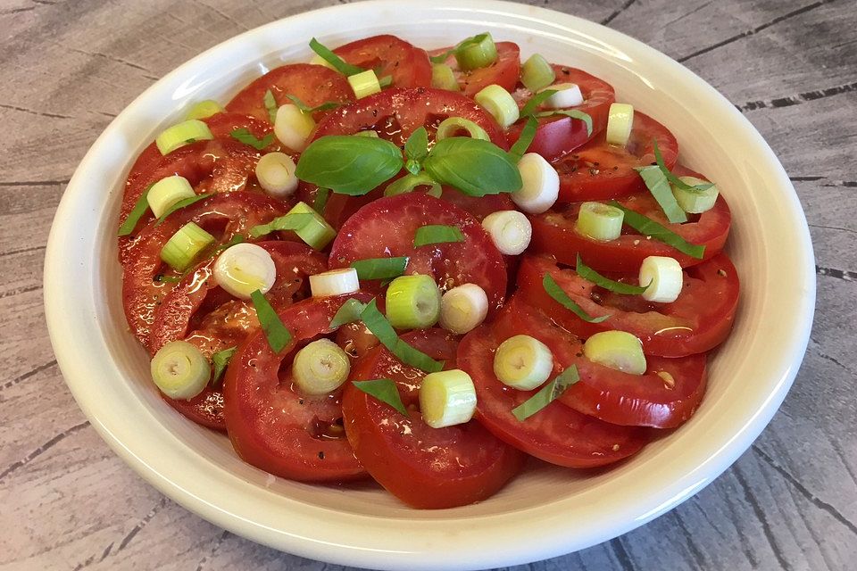 Tomatensalat mit Basilikum - Vinaigrette