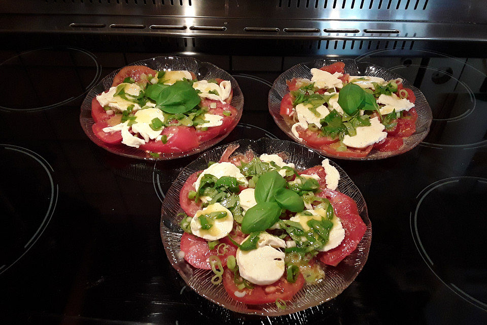 Tomatensalat mit Basilikum - Vinaigrette