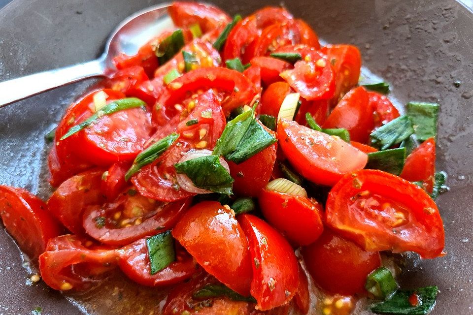 Tomatensalat mit Basilikum - Vinaigrette