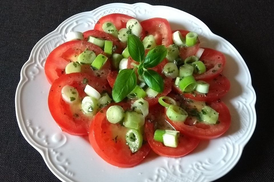 Tomatensalat mit Basilikum - Vinaigrette