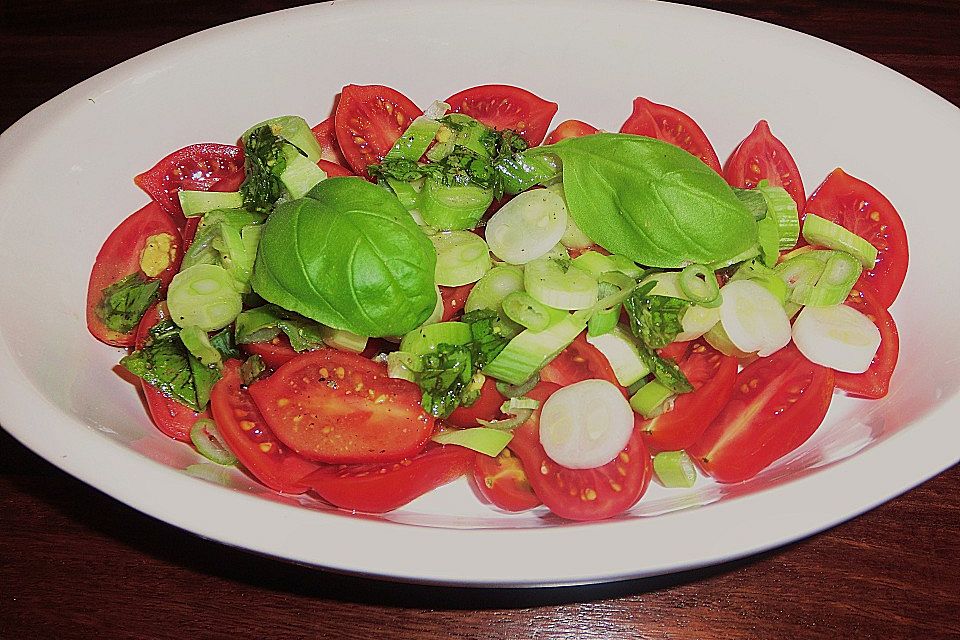 Tomatensalat mit Basilikum - Vinaigrette