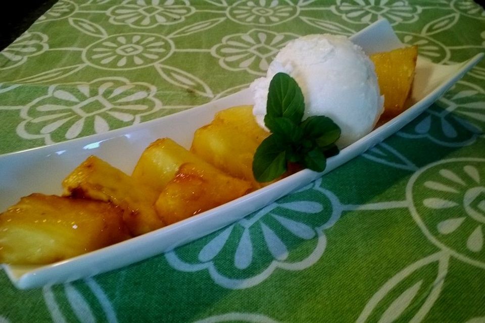 Gegrillte Ananas mit süßer Rumglasur