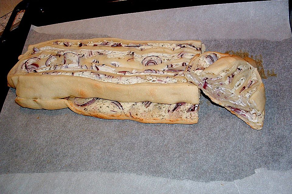 Gerolltes Zwiebelbrot mit Philadelphia