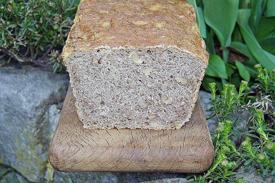 Würziges Kartoffel - Walnuss - Brot