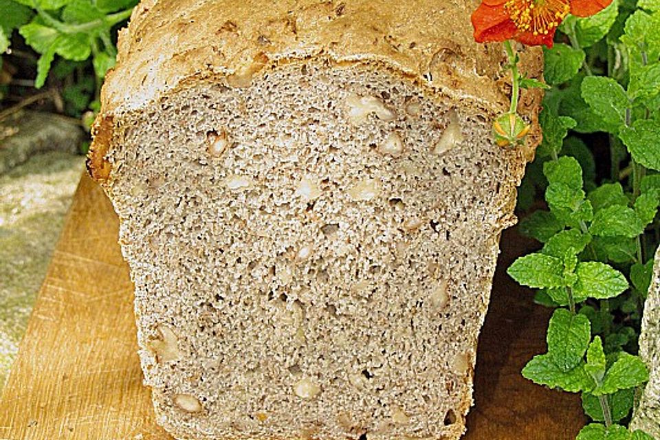 Würziges Kartoffel - Walnuss - Brot