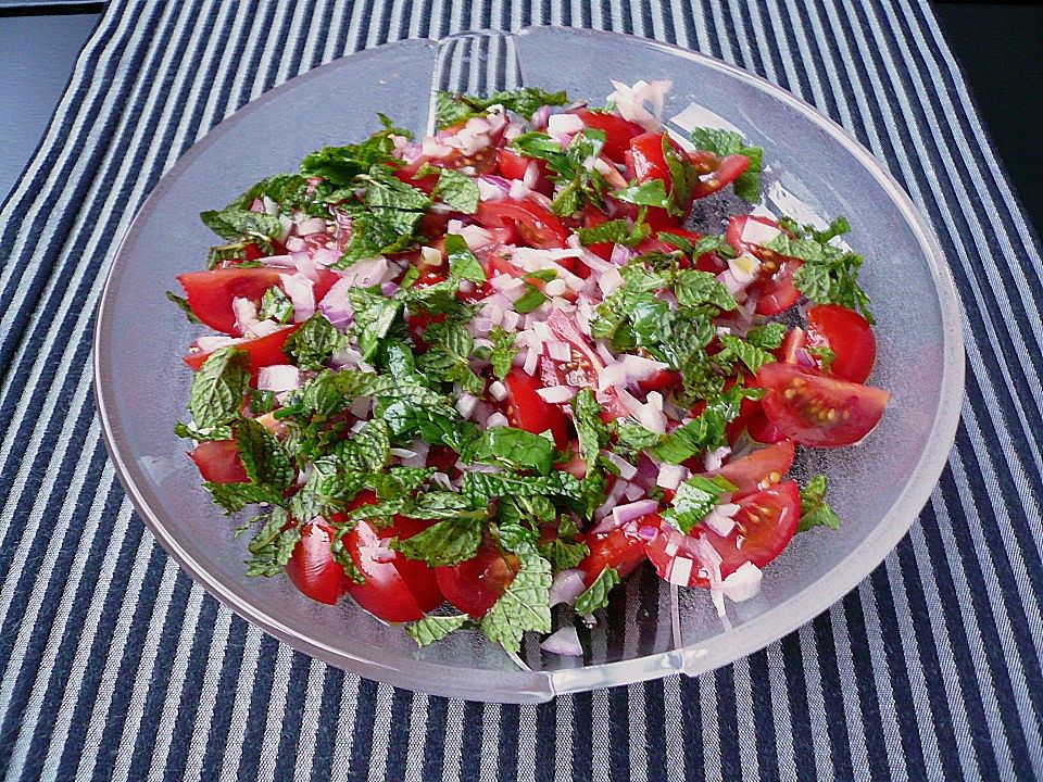 Tomate - Mozzarella - Salat mit saurer Sahne - Kochen Gut | kochengut.de