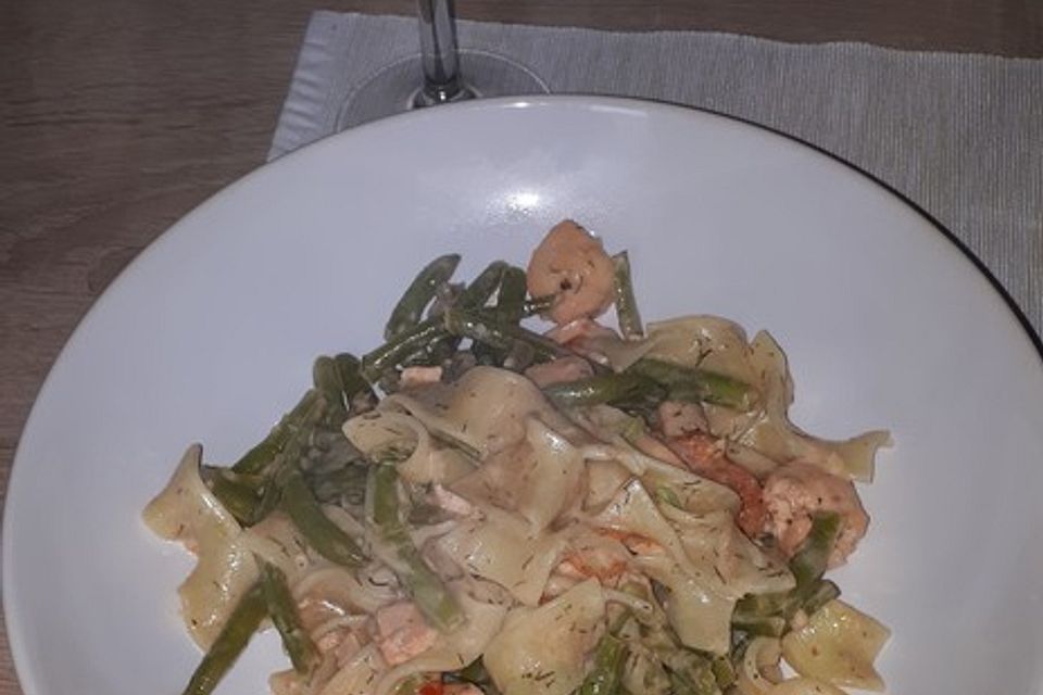 Bunte Nudelpfanne mit Wildlachs und Prinzessbohnen in Zitronen - Sahne - Sauce