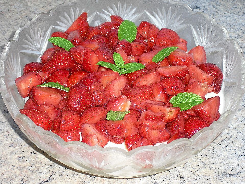 Vanillecreme mit marinierten Erdbeeren | Chefkoch