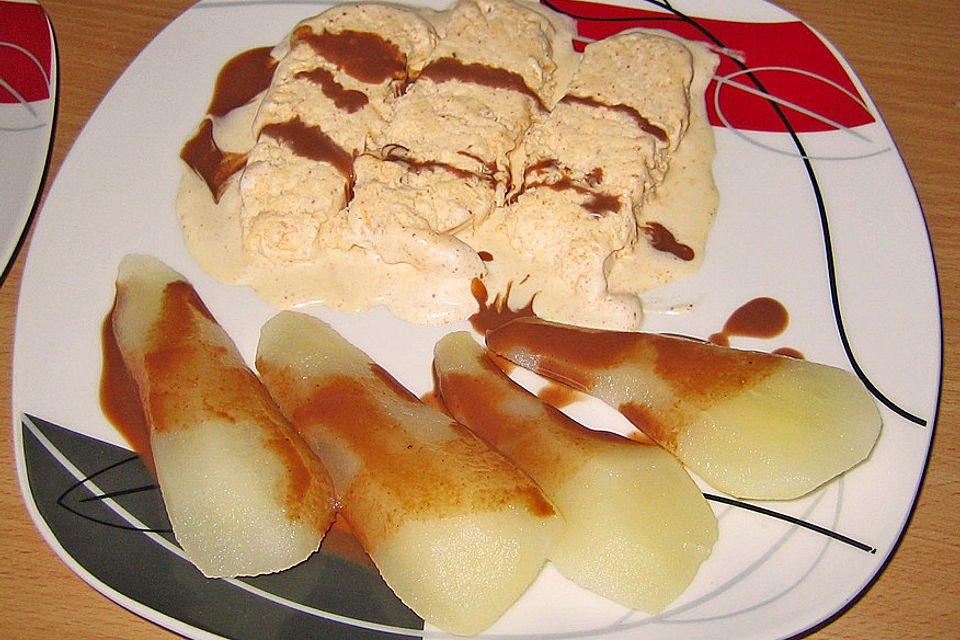 Zimteis mit Birnen und Lebkuchensauce