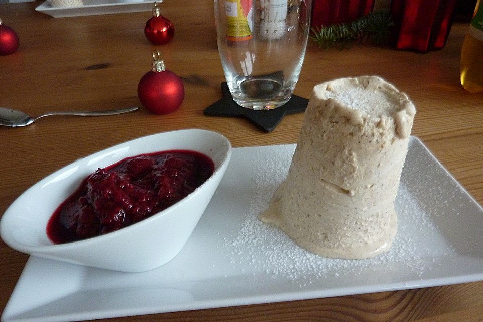 Zimteis mit Birnen und Lebkuchensauce