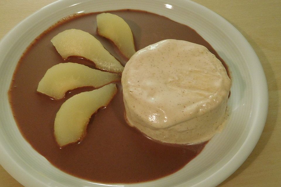 Zimteis mit Birnen und Lebkuchensauce