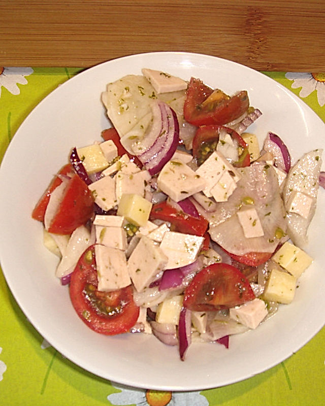 Scharfer Tomatensalat mit Fleischwurst