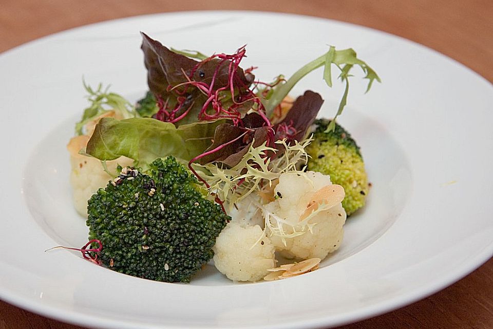 Gebratener Blumenkohl und Brokkoli mit Kräuterquark