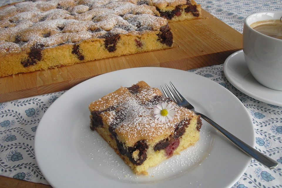 Wolkenkuchen mit Kirschen