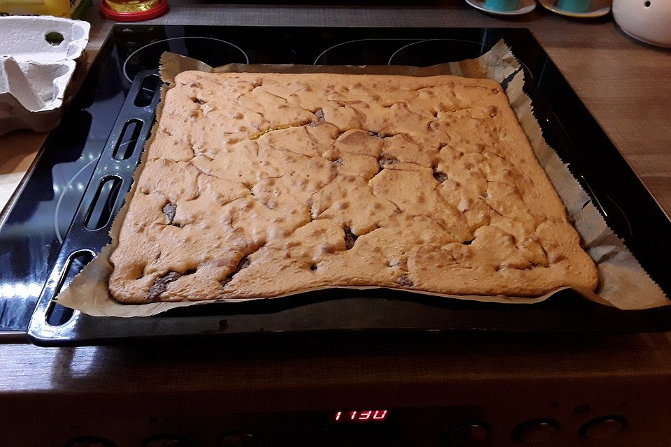 Wolkenkuchen mit Kirschen