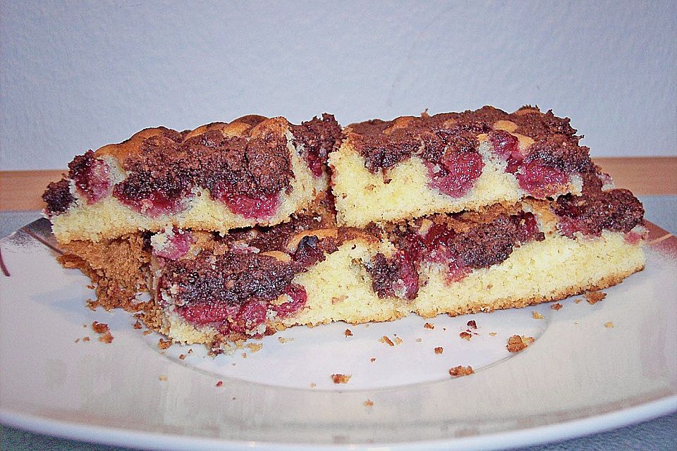 Wolkenkuchen mit Kirschen