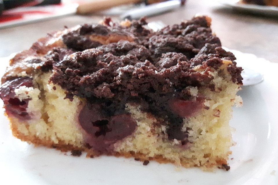 Wolkenkuchen mit Kirschen