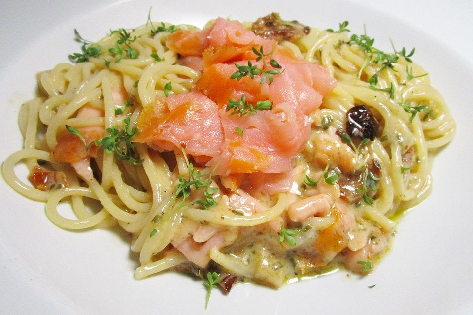 Tagliatelle mit Räucherlachs und getrockneten Tomaten