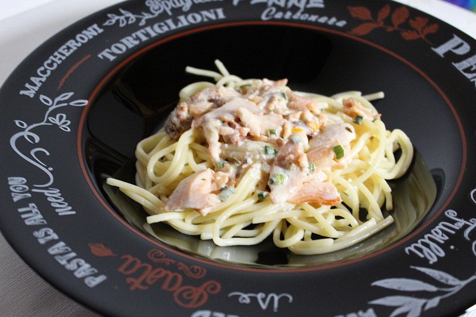 Tagliatelle mit Räucherlachs und getrockneten Tomaten