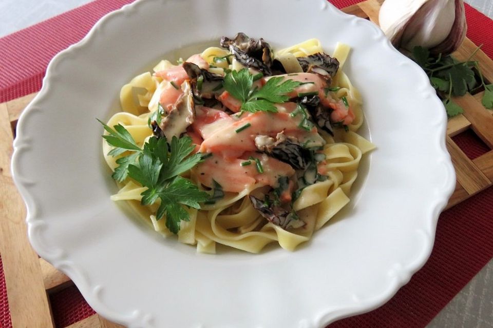 Tagliatelle mit Räucherlachs und getrockneten Tomaten