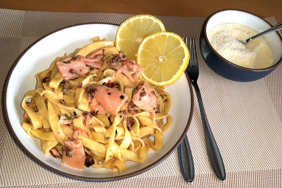 Tagliatelle mit Räucherlachs und getrockneten Tomaten