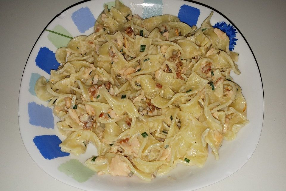 Tagliatelle mit Räucherlachs und getrockneten Tomaten