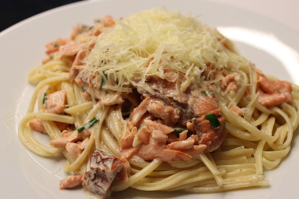 Tagliatelle mit Räucherlachs und getrockneten Tomaten