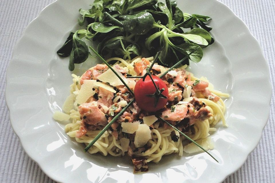 Tagliatelle mit Räucherlachs und getrockneten Tomaten