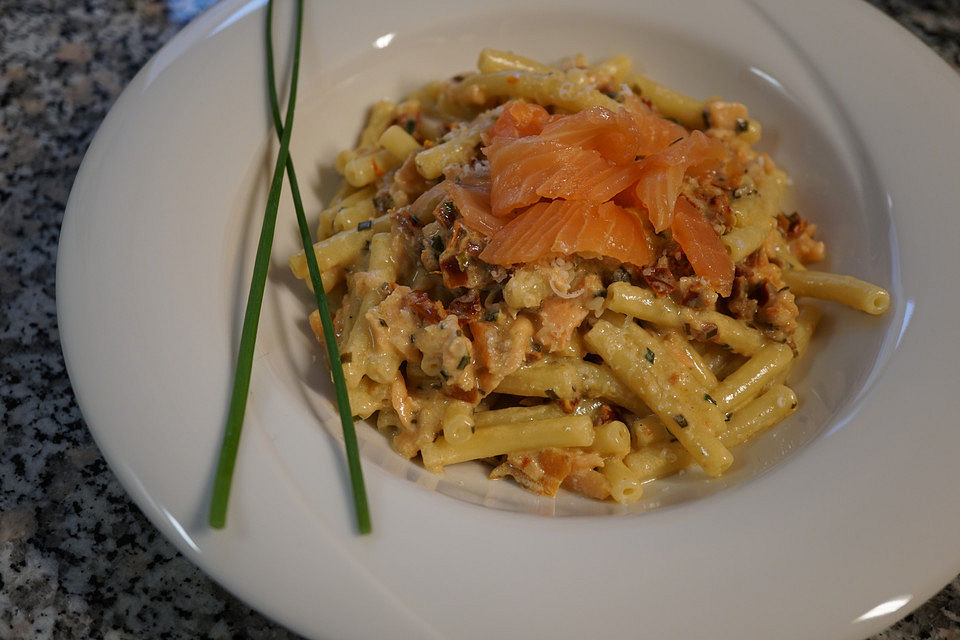 Tagliatelle mit Räucherlachs und getrockneten Tomaten