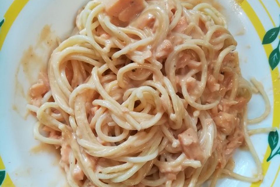 Tagliatelle mit Räucherlachs und getrockneten Tomaten