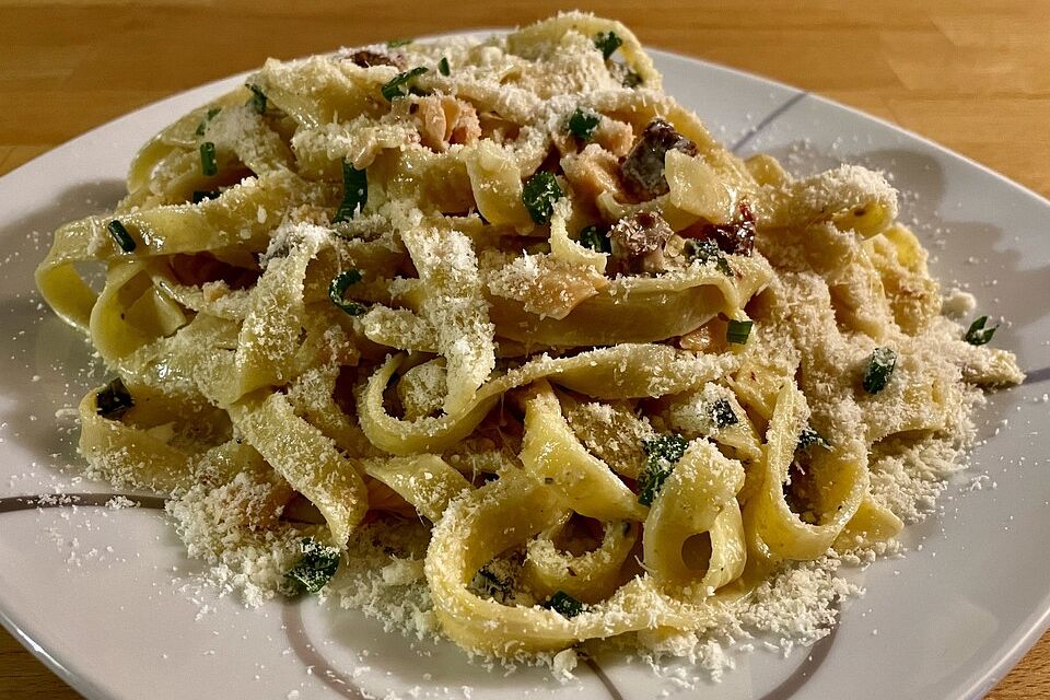 Tagliatelle mit Räucherlachs und getrockneten Tomaten