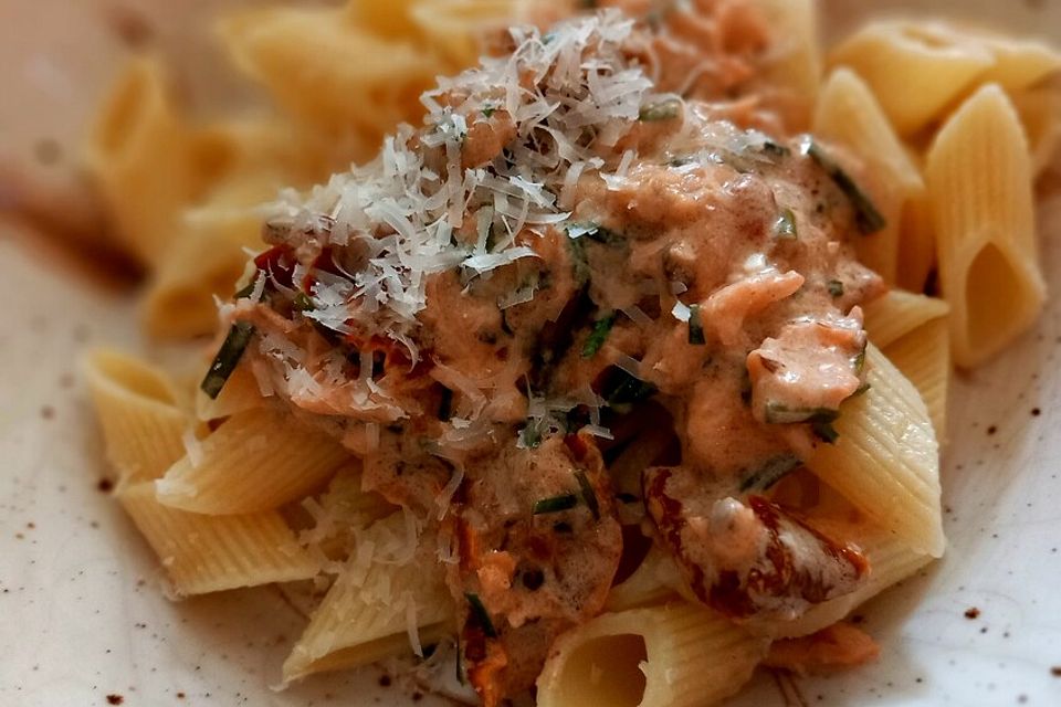 Tagliatelle mit Räucherlachs und getrockneten Tomaten