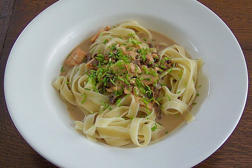 Tagliatelle mit Räucherlachs und getrockneten Tomaten