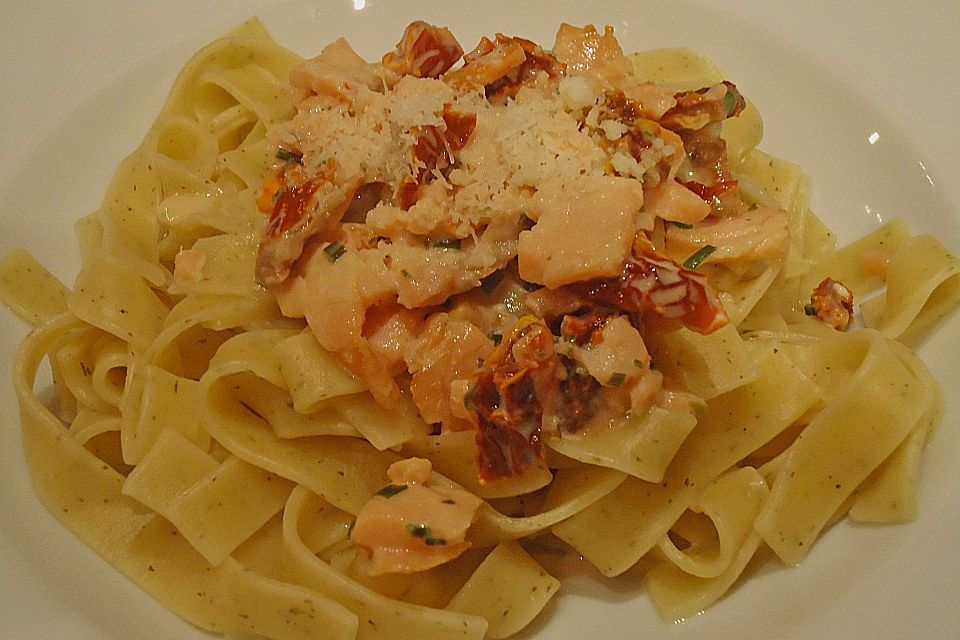 Tagliatelle mit Räucherlachs und getrockneten Tomaten